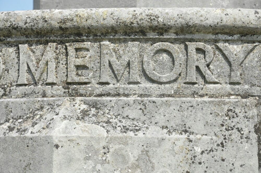 un mur avec memory gravé