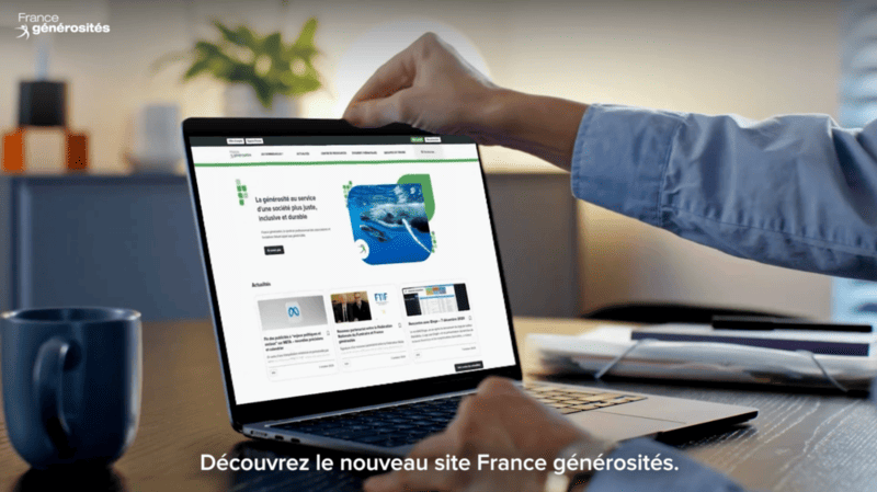 un homme qui regarde le site France générosités sur son ordinateur