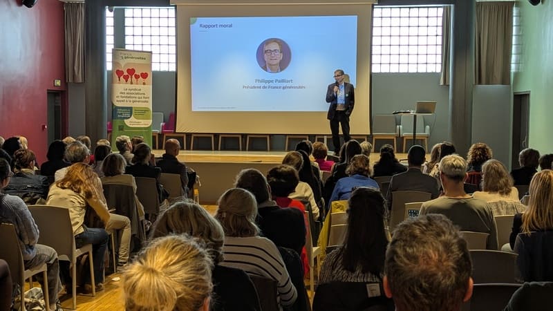 philippe sur une scène devant un public