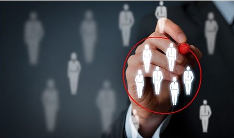 main qui encercle au stylo des pictos représentant des personnes