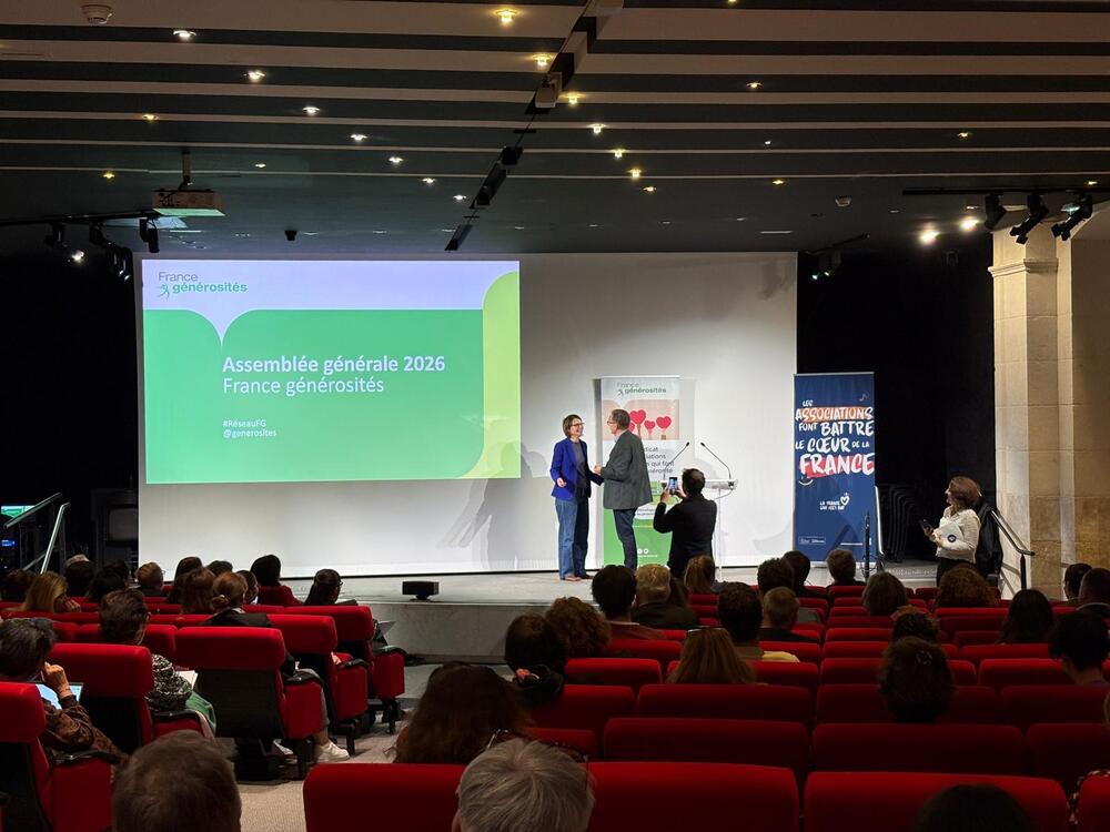 le président et l'adjointe au maire de paris sur scène