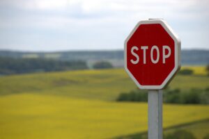 une rentrée dans l'urgence - associations en danger - stop